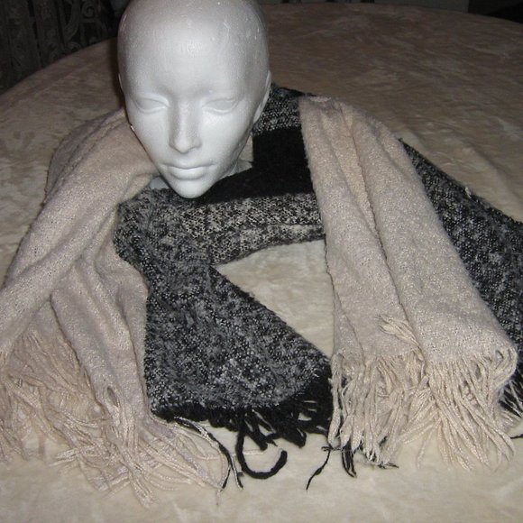 Bluenotes Ladies Shawl / Scarf with tassels - Picture 3 of 5